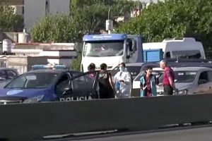 Se bajaron por una discusión en una autopista argentina: fueron atropellados por un micro y murieron