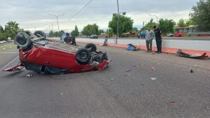 Una mujer volcó en su auto en la calle Paso de Maipú