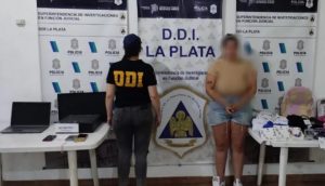 Detienen a empleada bancaria que usó los datos de un cliente y gastó más de $700.000