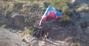 Una turista brasilera y un instructor de parapente tuvieron un terrible accidente en el Cerro Arco