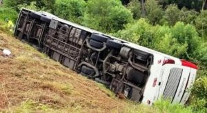 Tragedia en Brasil: ya son al menos cinco los argentinos muertos al desbarrancar un micro