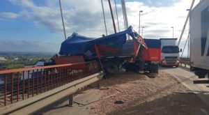 Se salvó de milagro: un camión quedó colgando de un puente