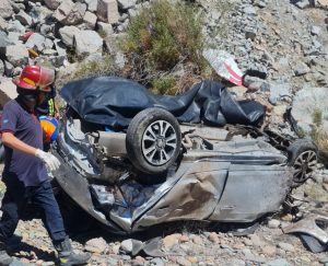 Volcó un camión, chocó tres autos y cayó al precipicio en la Curva de Guido: heridos de gravedad