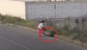 Video de una brutal paliza a un bebé: dicen que es en El Challao pero es en otro país