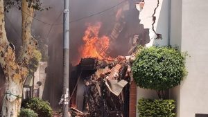 Video: una fuga de gas generó una explosión y dejó al menos un muerto en Villa Devoto