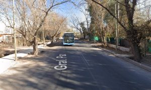 Un hombre discutió con su pareja y se fue a tomar el micro en Las Heras: el hijo de la mujer lo apuñaló