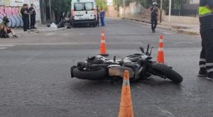 Chocó con una moto, se estampó contra un poste y cayó a una zanja: murió un motociclista en Guaymallén