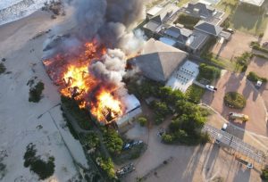 ¿Por qué se propagó tan rápido el fuego que devoró un emblemático parador en Punta Del Este?