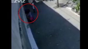 Video: así defendió un niño de tres años a su madre de ladrones que la golpearon para robarle