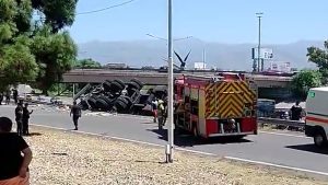 Mendoza: volcó un camión y lo saquearon mientras el conductor estaba atrapado en la cabina