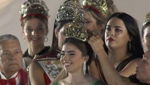 La Reina Nacional de la Vendimia, Ana Laura Verde, volvió a su departamento y una multitud la recibió emocionada