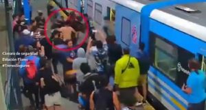 Video: casi linchan arriba del tren a un hombre que quiso secuestrar a un niño en Flores