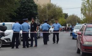 Un policía mató a un amigo cuando manipulaba un arma en un taller