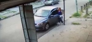 Video: arrastraron varios metros a una mujer para robarle el auto