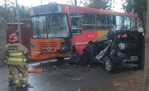 Guaymallén: una mujer de 30 falleció tras chocar en su auto contra un micro en calle Mathus Hoyos