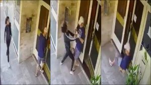 Video: una mujer atacó violentamente a un jubilado para robarle y lo tiró al piso