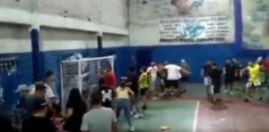 Video: un padre golpeó a dos menores durante un partido de fútbol