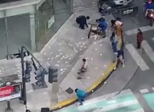 Video: le intentaron robar siete millones de pesos, lo billetes volaron y se le perdieron $70 mil