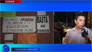 Los padres de alumnos secundarios de la UNCuyo realizan una vigilia y reclaman más días de clases