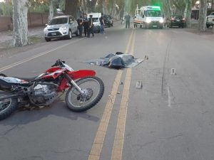 Murió un motociclista de 20 años tras chocar de frente con un auto