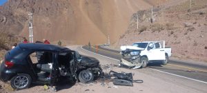 Un auto que iba a Chile por Alta Montaña pasó doble línea amarilla y chocó de frente a una camioneta: una mujer quedó atrapada