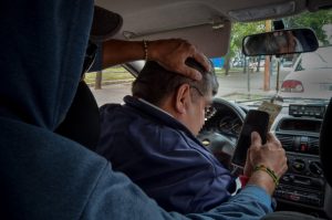 Un hombre y una mujer le pidieron a un taxista que los llevara al Campo Papa y al llegar lo asaltaron