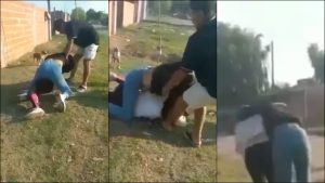 "Que se saquen la bronca": el video de dos madres a las trompadas en la puerta del jardín de sus hijas