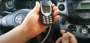 Insólito furor por el Nokia 3310: el indestructible celular preferido para robar autos