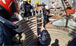 Video: un operario de cloaca cayó a un pozo de 8 metros y montaron un gran operativo para rescatarlo