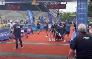 El vídeo que emociona al mundo: corrió una maratón con su amigo con ELA y lo levantó para cruzar la meta