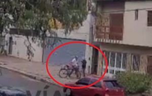 Video del "Loco del caniche": anda en bicicleta y ataca a jubilados sin motivo