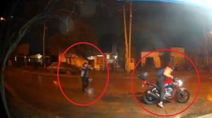 Impactante video: un policía de civil mató de cuatro tiros a un ladrón que le robó la moto