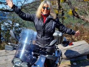 Motoquera a los 63: “Subida a mi moto, tengo 20 años menos”