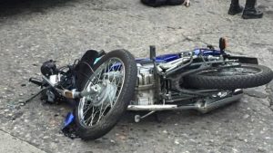 Mendoza: murió un hombre que circulaba en moto y fue embestido por un Renault 12