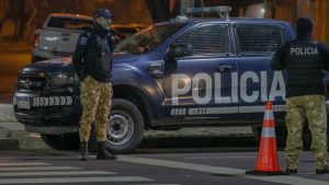 Tragedia en la cancha: Un hincha cayó desde la tribuna e impactó de cabeza al suelo