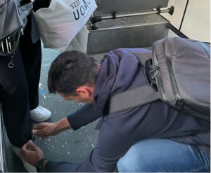 Hace todo bien: Lionel Scaloni le ató los cordones a una mujer y las redes explotaron