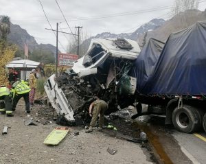 Tremendo choque en Alta Montaña entre dos camiones: un chofer quedó atrapado en la cabina