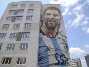 Un mural a su altura: Un retrato Messi de 30 metros de alto embellece una ciudad en Albania