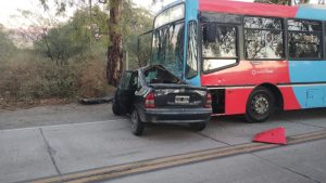 Las Heras: Falleció un hombre que chocó de frente en su auto contra un colectivo