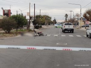 Impactante choque entre una moto y una camioneta en Maipú: hay un fallecido