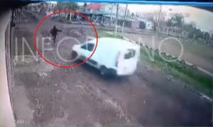 Video: persiguió al ladrón que le robó y lo atropelló con su camioneta