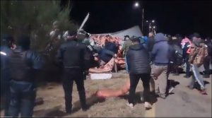 Vídeo: volcó un camión que venía a Mendoza y la gente saqueó el cargamento de carne