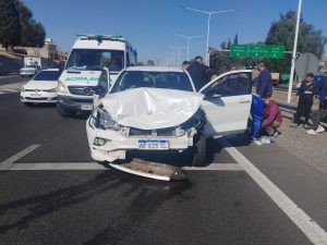 Se durmió, chocó el guardarrail, quedo atravesado en el Acceso Sur y otro auto lo impactó