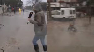 Una periodista se cayó en vivo al mostrar las duras consecuencias de las inundaciones en La Plata