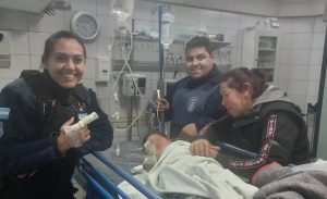 Mendoza: iba con su bebé inconsciente al hospital y dos policías le salvaron la vida