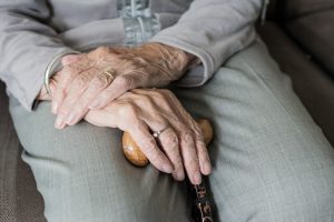 Macabro hallazgo: una mujer vivía con el cadáver de su madre