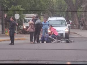 Mendoza: una camioneta chocó a un ciclista en pleno centro