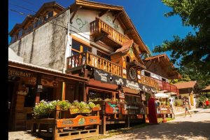 Vacaciones económicas: a 600 kilómetros de Mendoza hay un extraordinario pueblo que ofrece aventuras muy divertidas