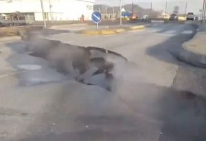 Video impresionante: evacúan una ciudad porque literalmente se está partiendo a la mitad