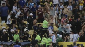 Vídeos: escándalo y agresiones por parte de la policía en el partido de Argentina y Brasil